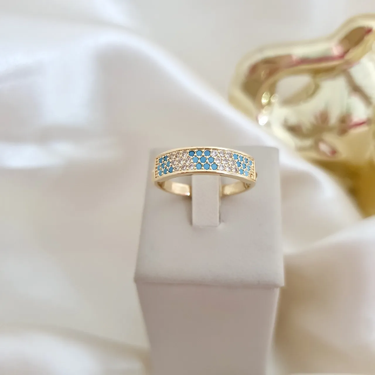Anel cravejado zircônia azul e cristal