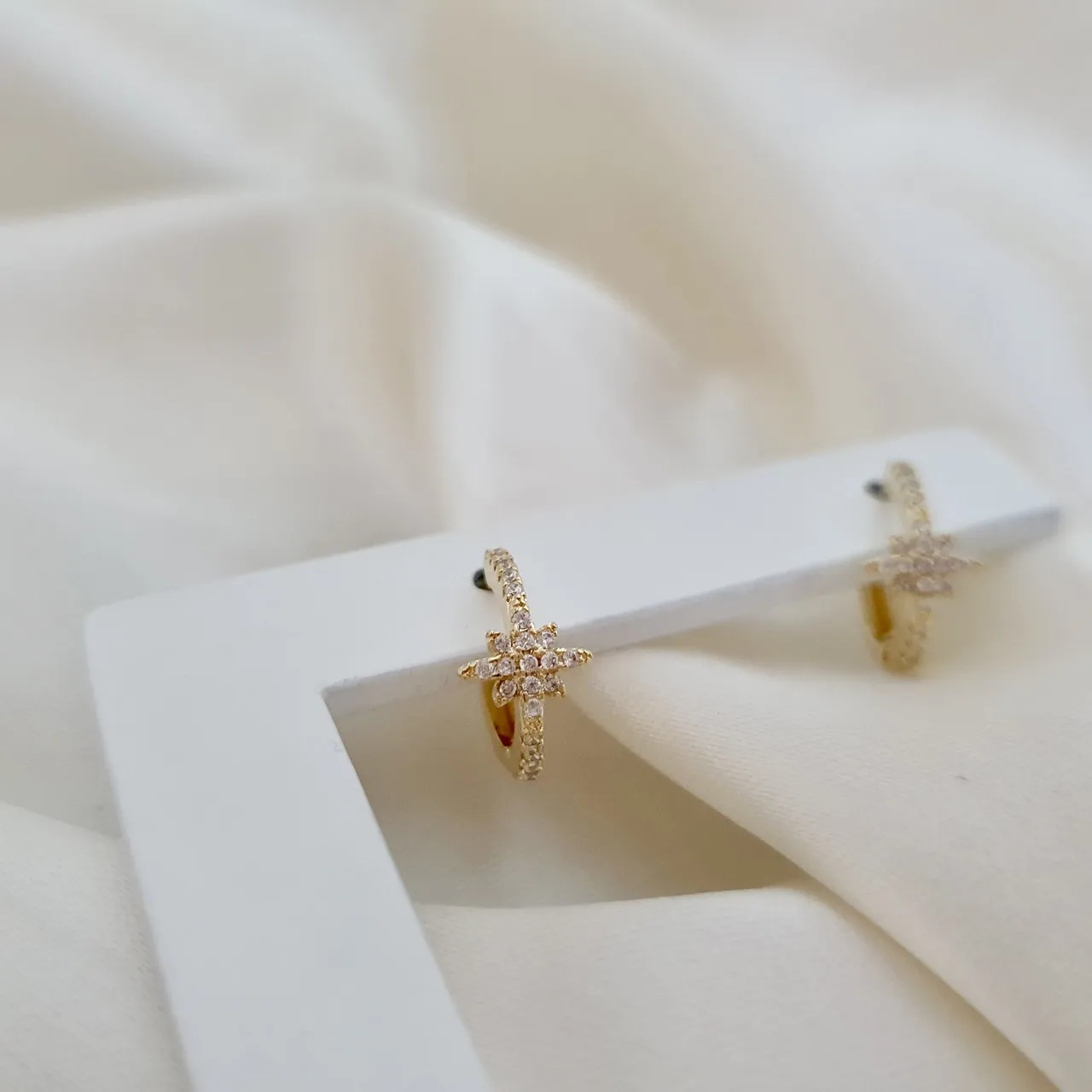 Argola click com estrela cravejada em zircônia
