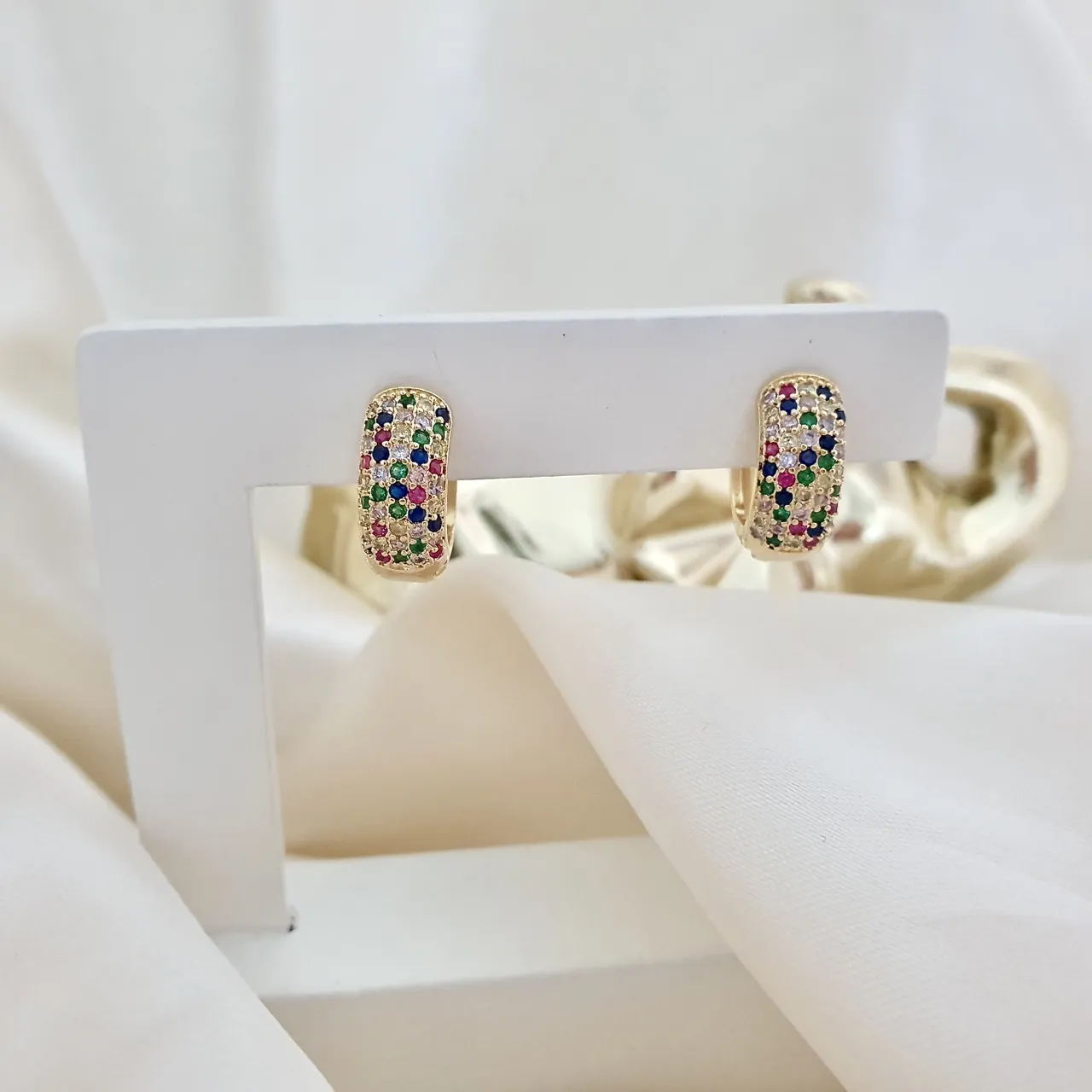 Brinco argola click cravejada com zircônias coloridas (5 fileiras)