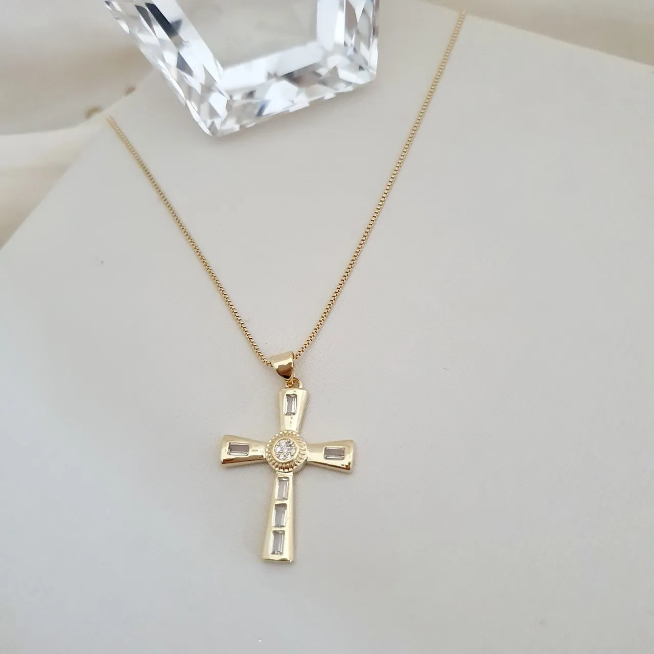 Coalr com pingente de cruz com zircônias