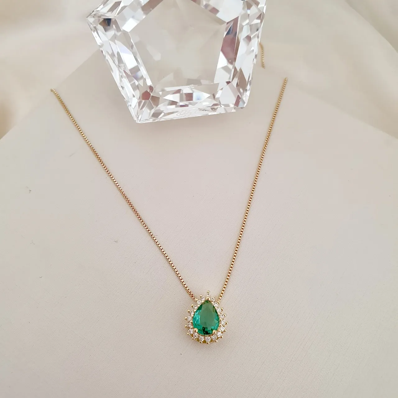 colar com pingente gota de zircônia verde e cravejamento de zircônias