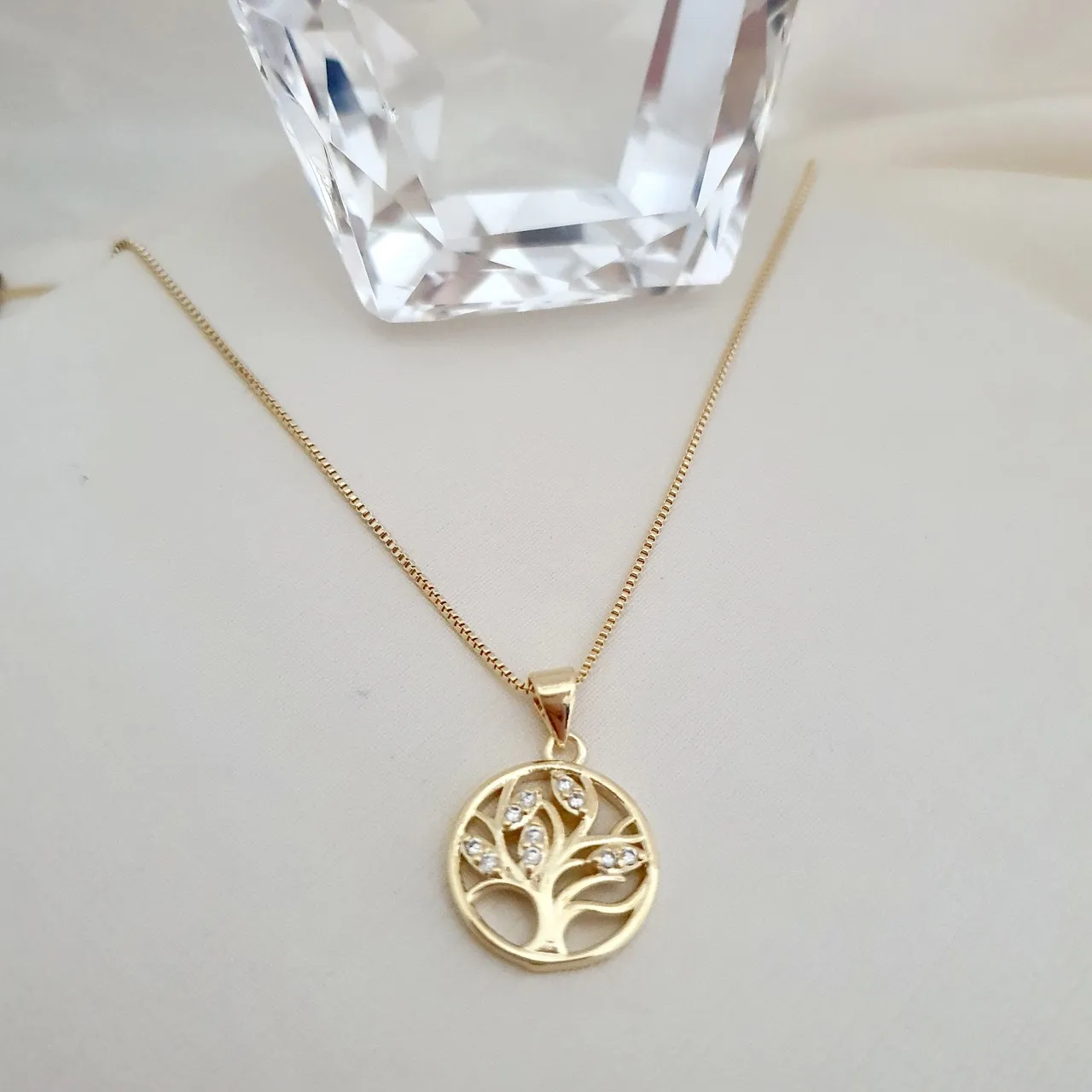 Colar com pingente medalha árvore da vida com zircônias