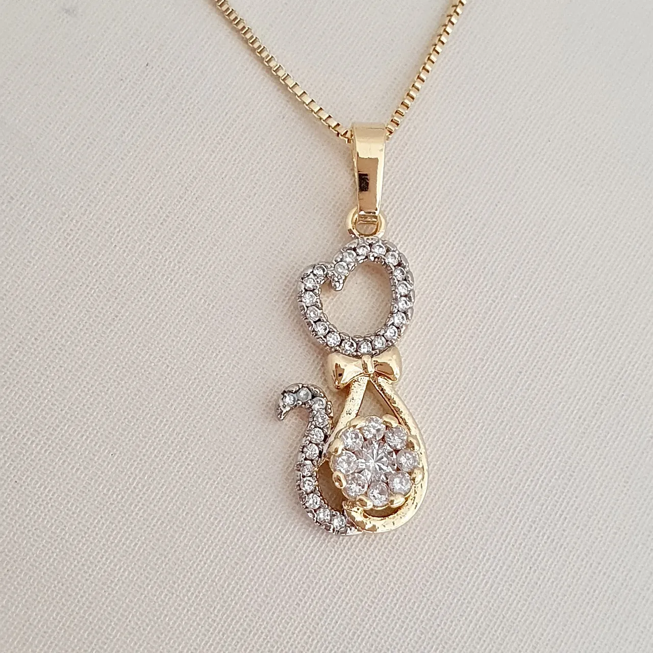 Colar com pingente de gato com zircônias