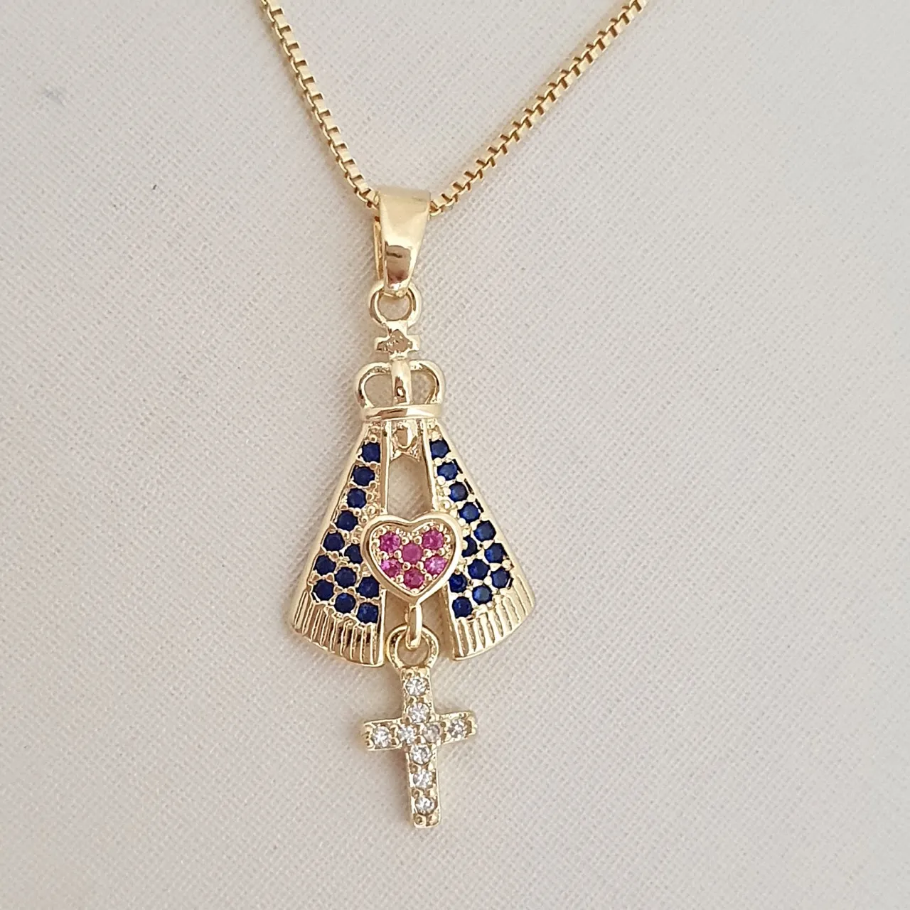 Colar com pingente de Nossa Senhora cravejado com zircônias azuis, rosa e cor cristal