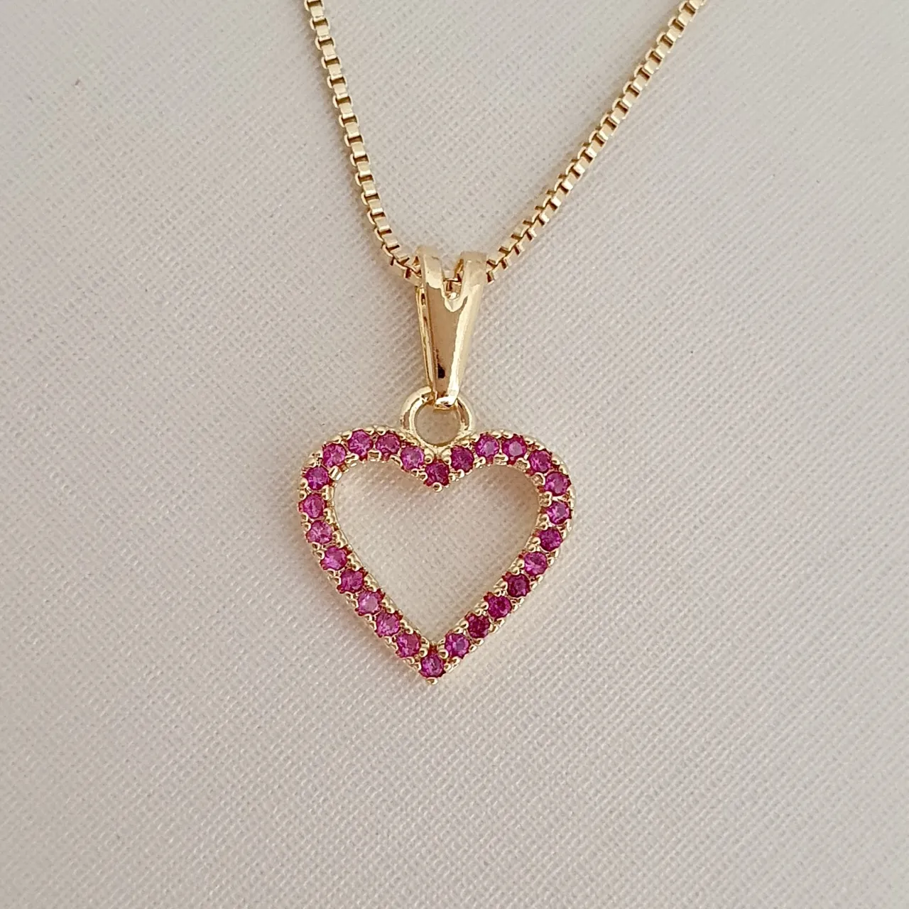 Colar com pingente de coração cravejado em zircônia rosa