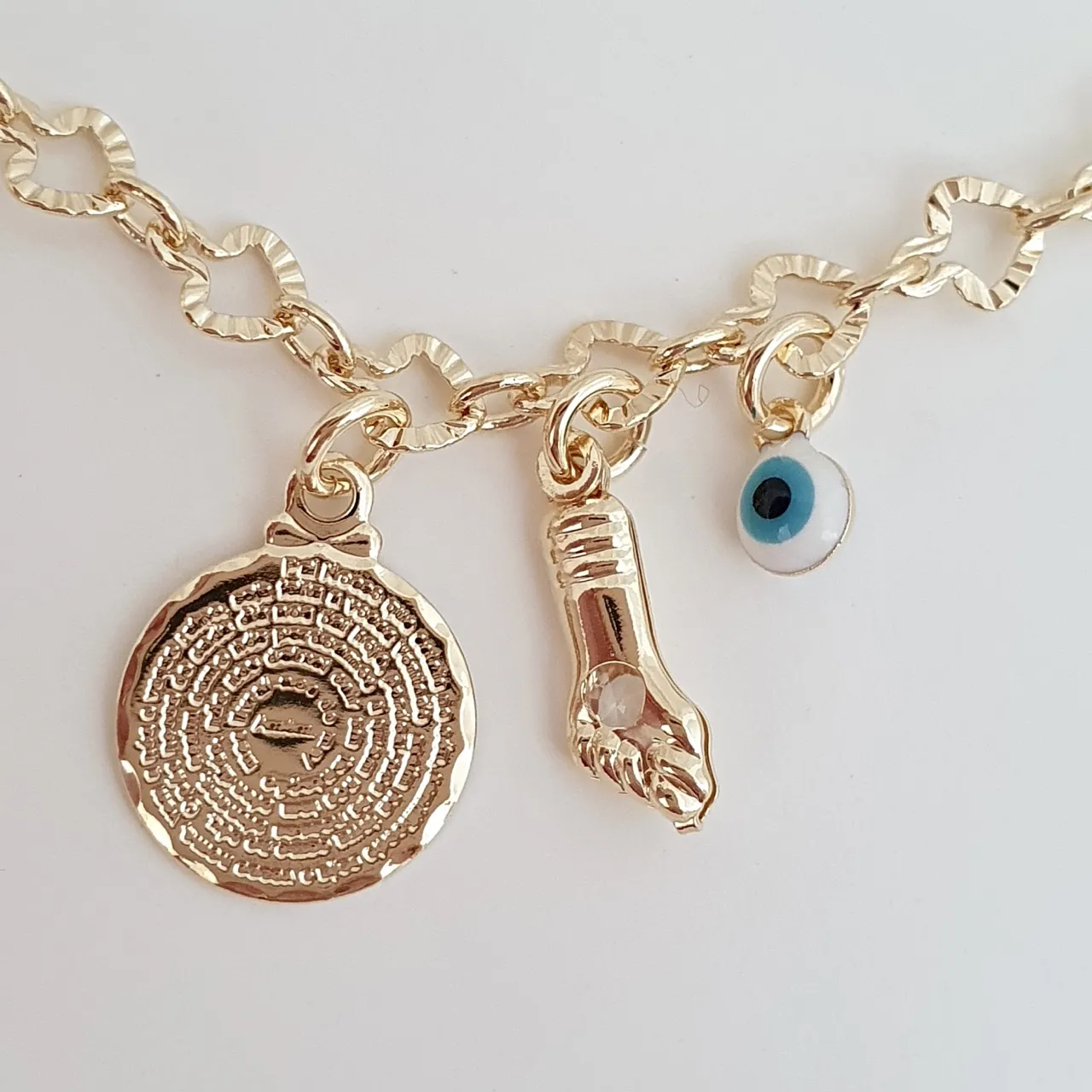 Pulseira pingentes oração, olho grego e figa com ponto de luz