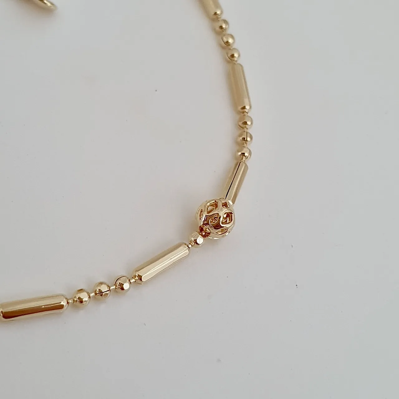 Pulseira esferas, tubos e bolinhas