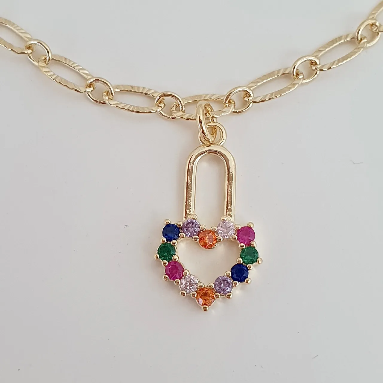 Pulseira com pingente cadeado coração zircônias coloridas