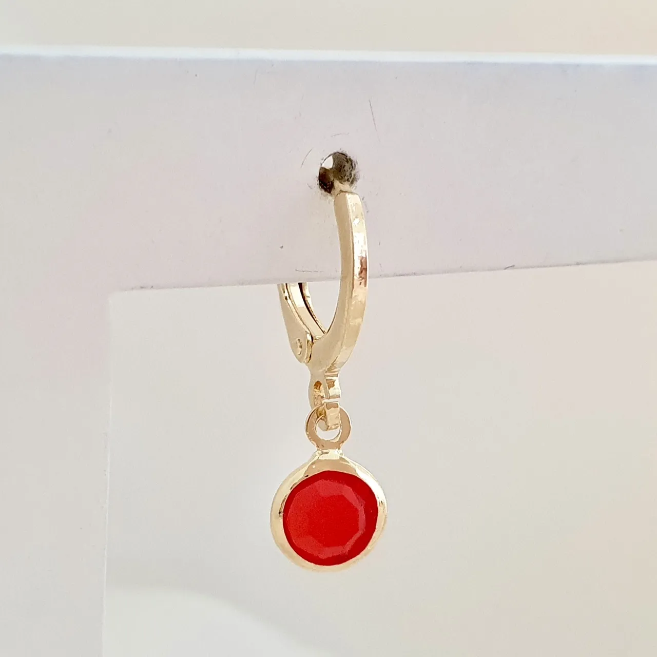Brinco argola com pingente ponto de luz vermelho