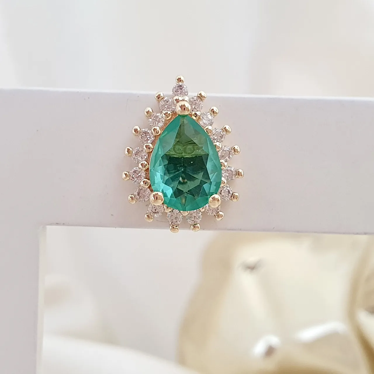 Brinco gota zircônia verde e cravejado de microzircônias
