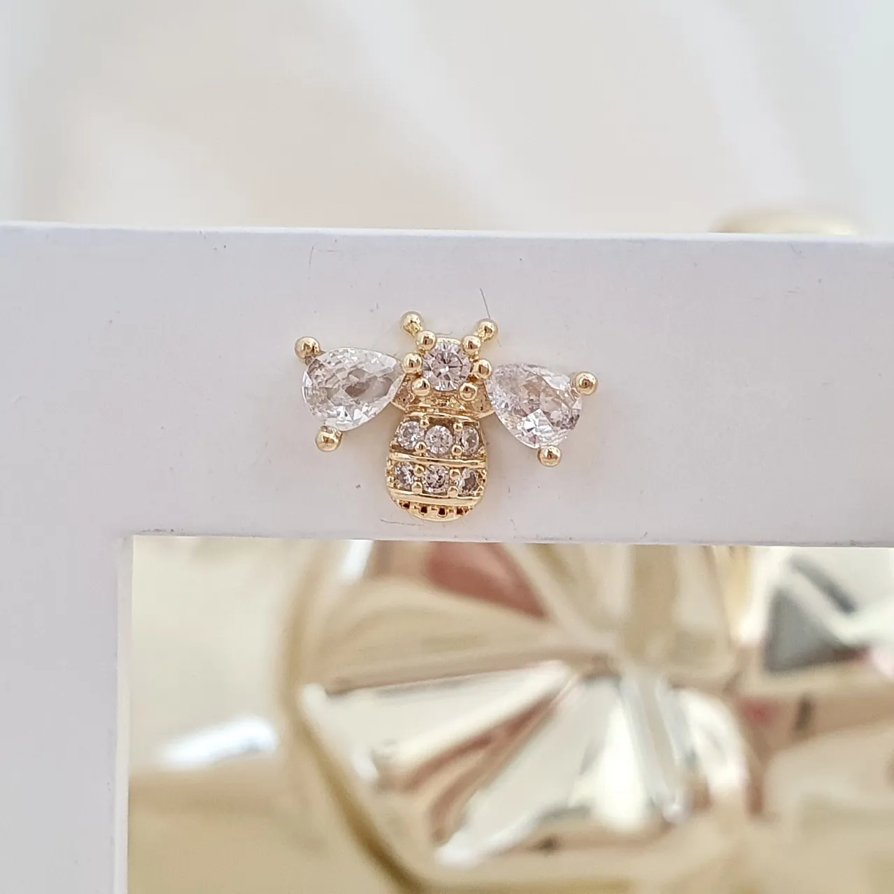 Brinco abelha cravejada com zircônias