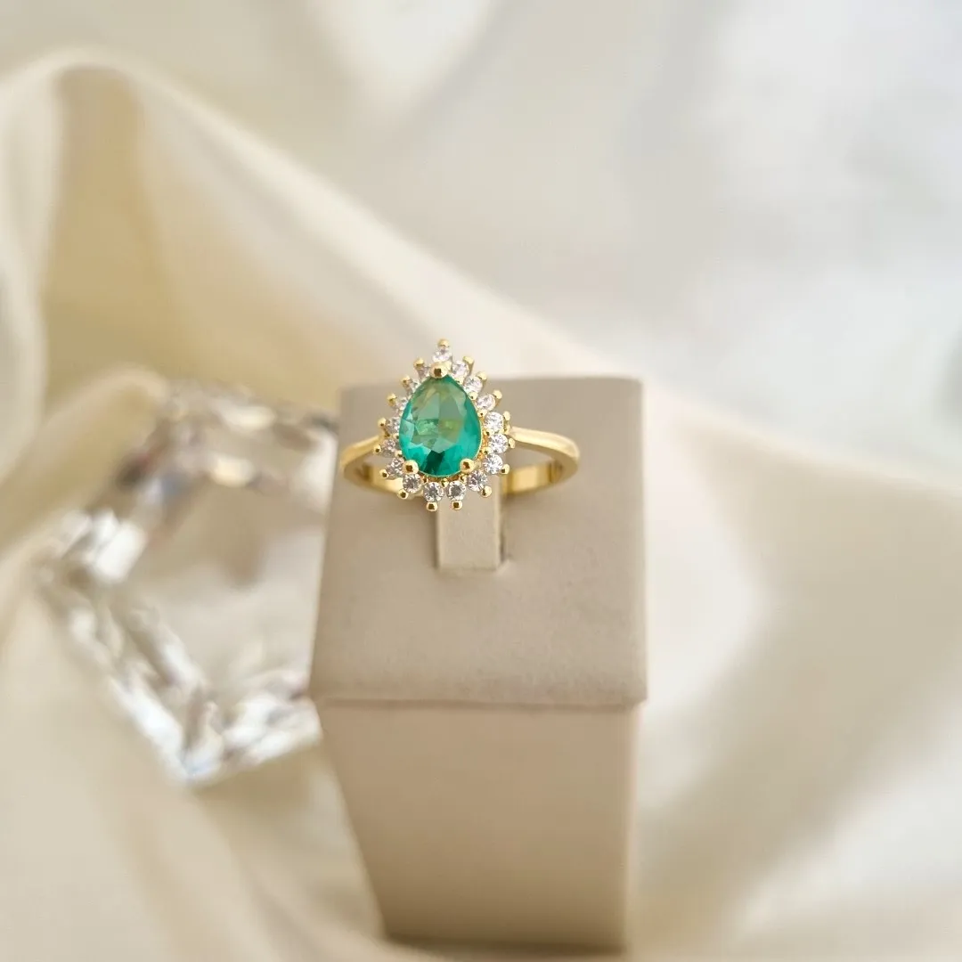 Anel gota zircônia verde e cravejado de zircônias