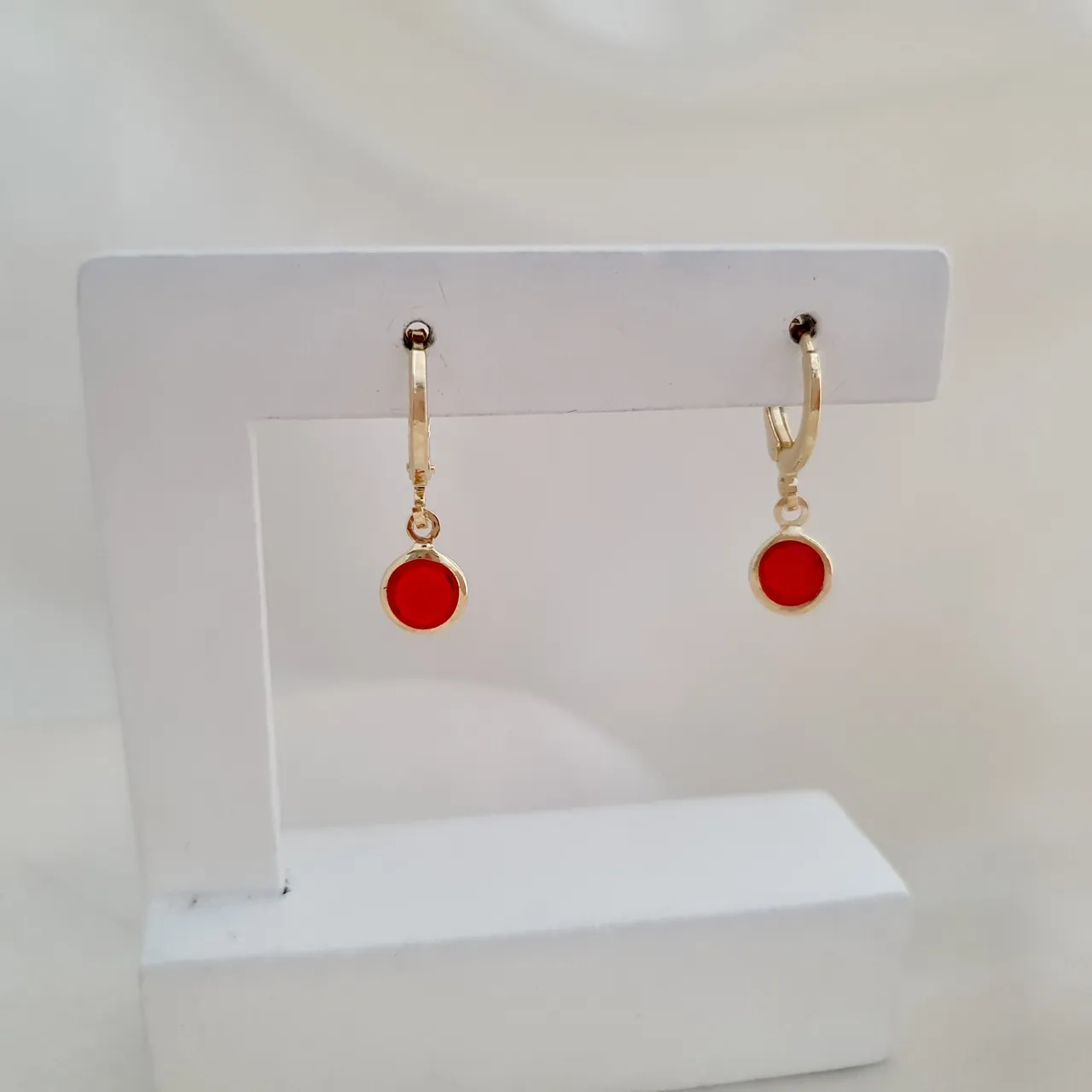 Brinco argola com pingente ponto de luz vermelho