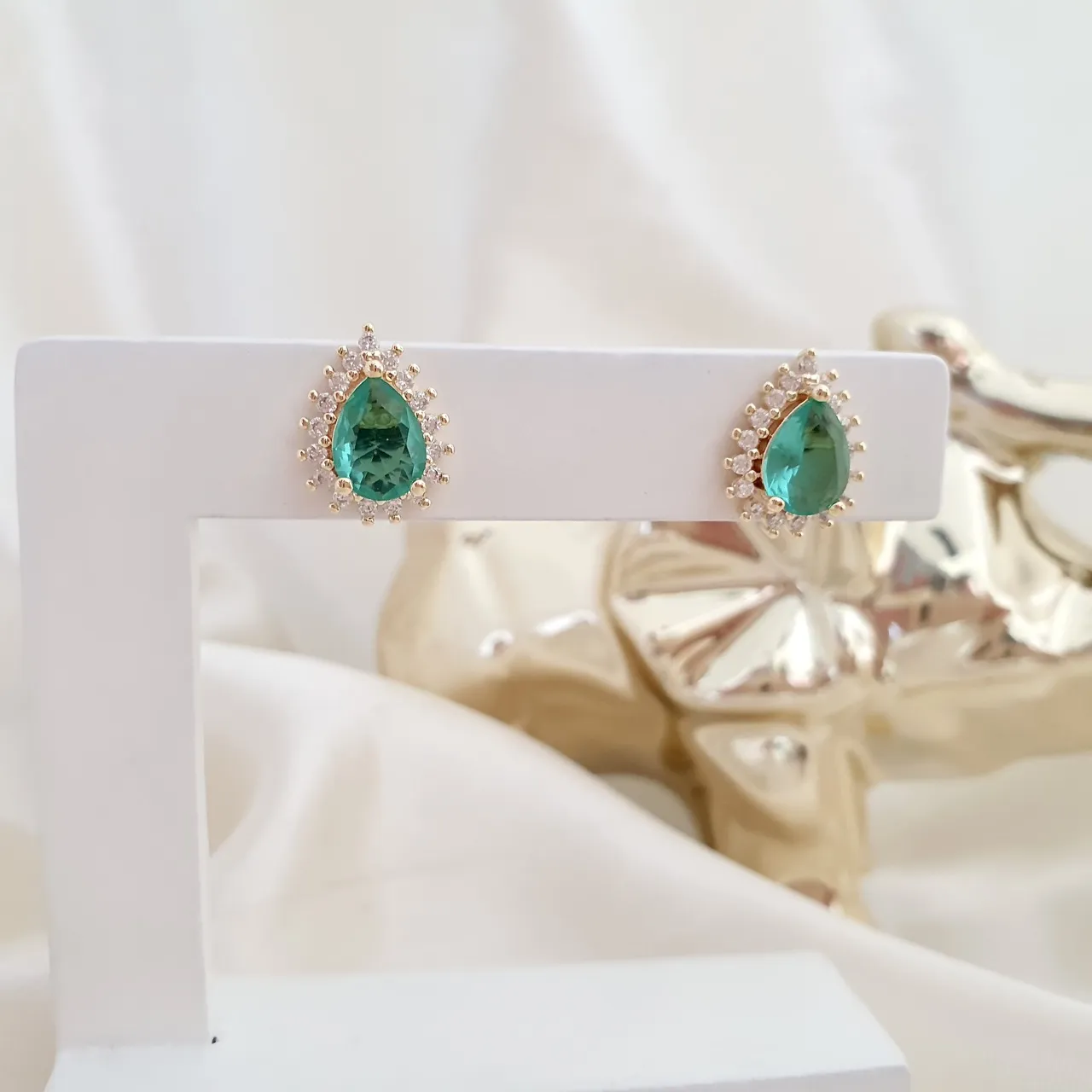 Brinco gota zircônia verde e cravejado de microzircônias