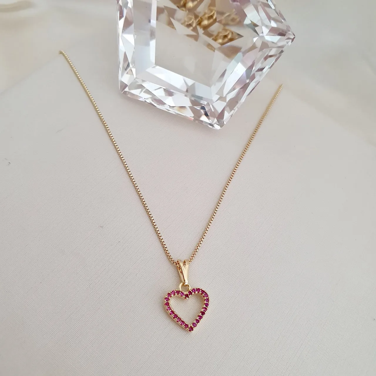 Colar com pingente de coração cravejado em zircônia rosa