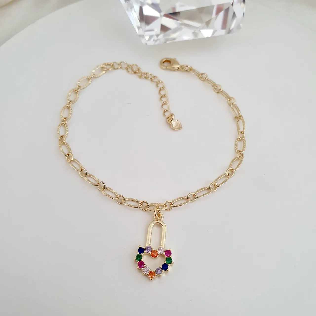 Pulseira com pingente cadeado coração zircônias coloridas