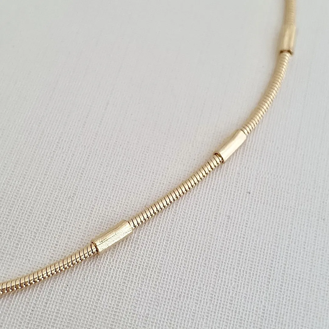 Colar choker tubos