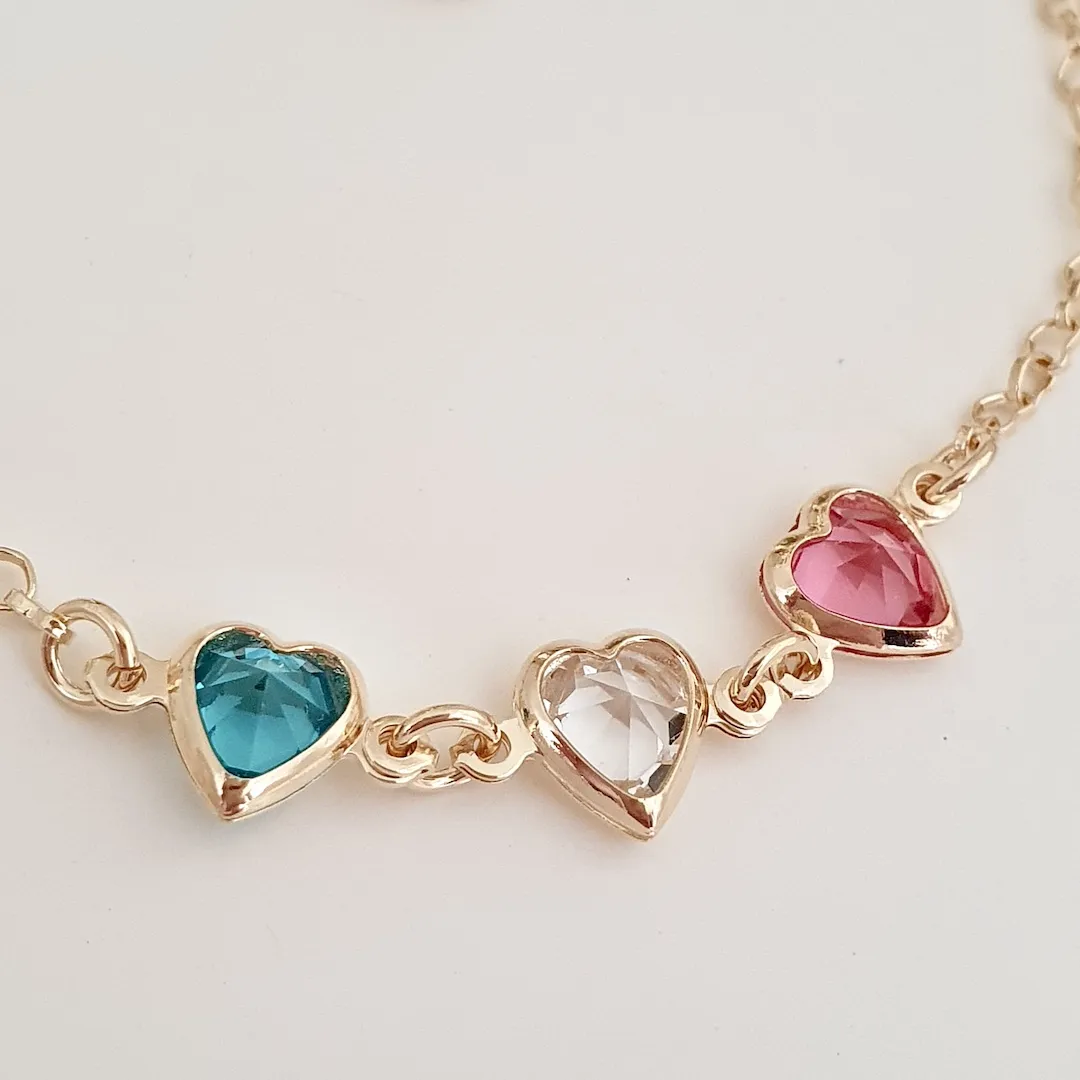 Pulseira 3 corações coloridos rosa, azul e cristal