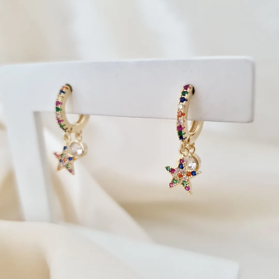 Brinco argola click com pingente de estrela e ponto de luz cravejado com zircônias coloridas