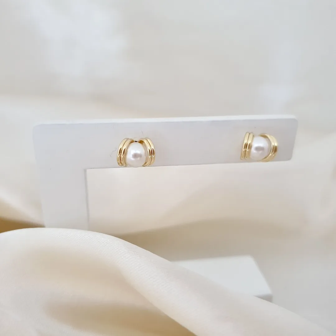 Brinco pérola detalhe 9x5mm