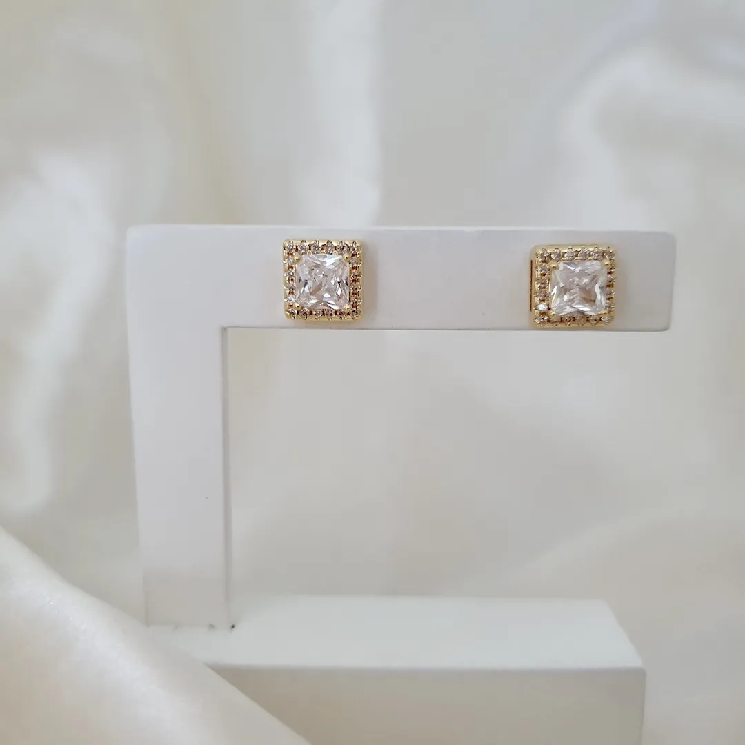 Brinco zircônia quadrada cravejada com microzircônias