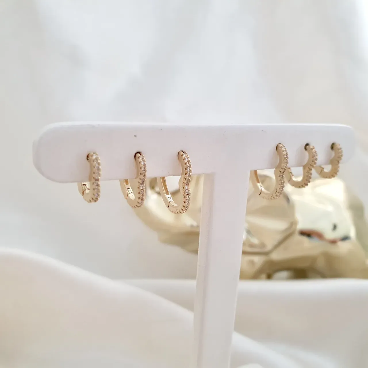 Brinco trio de argola click em formato de coração cravejado com zircônia