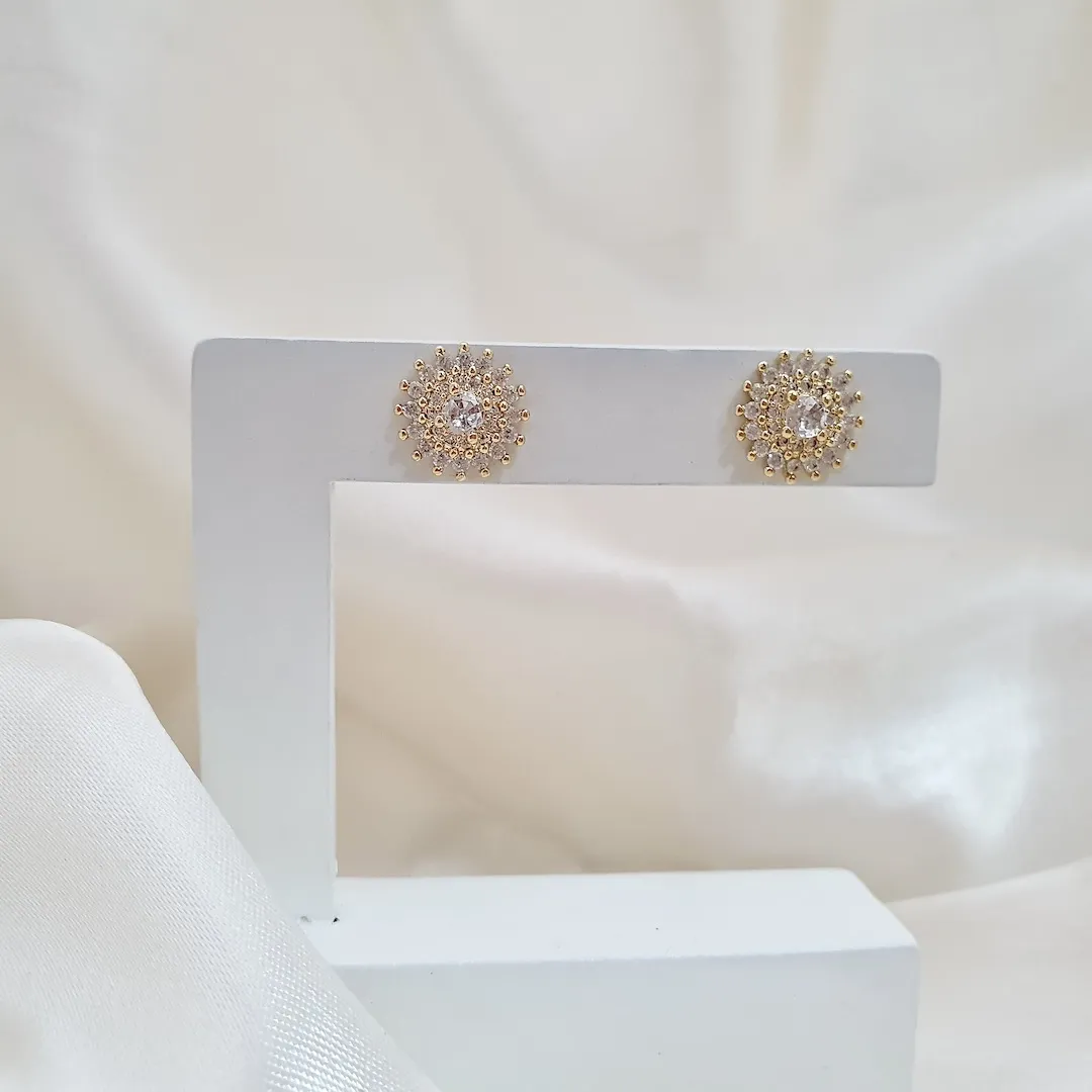 Brinco zircônias cravejadas em flor