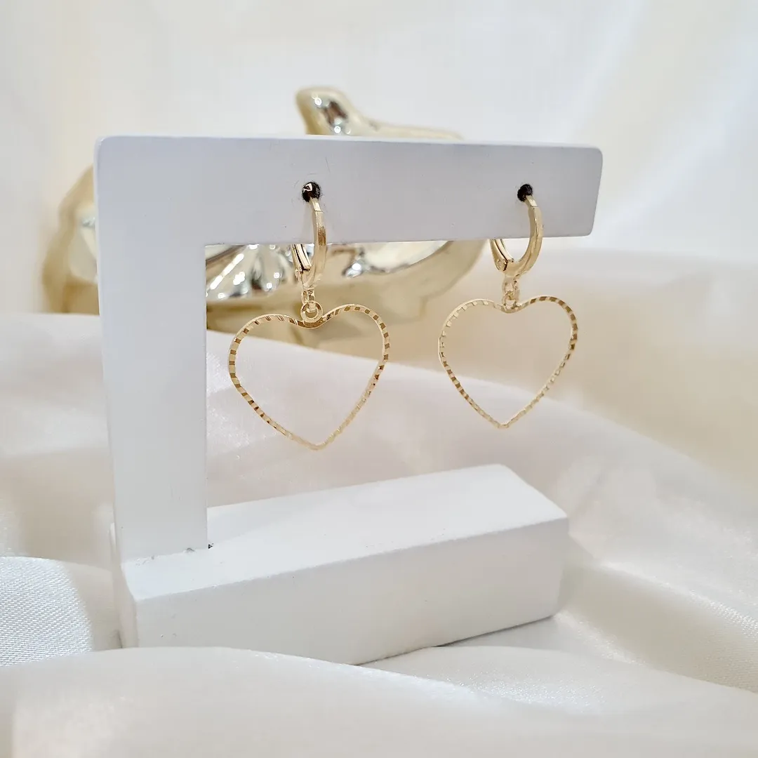 Argola com pingente coração diamantado