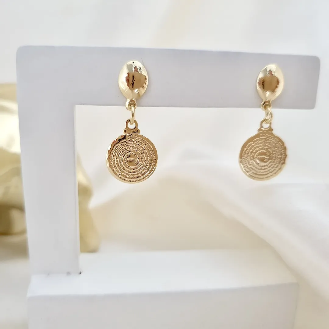 Brinco com pingente medalha oração Pai Nosso