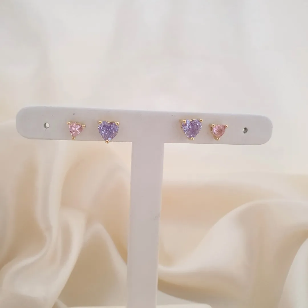 Brinco dupla zircônia coração lilás e rosa