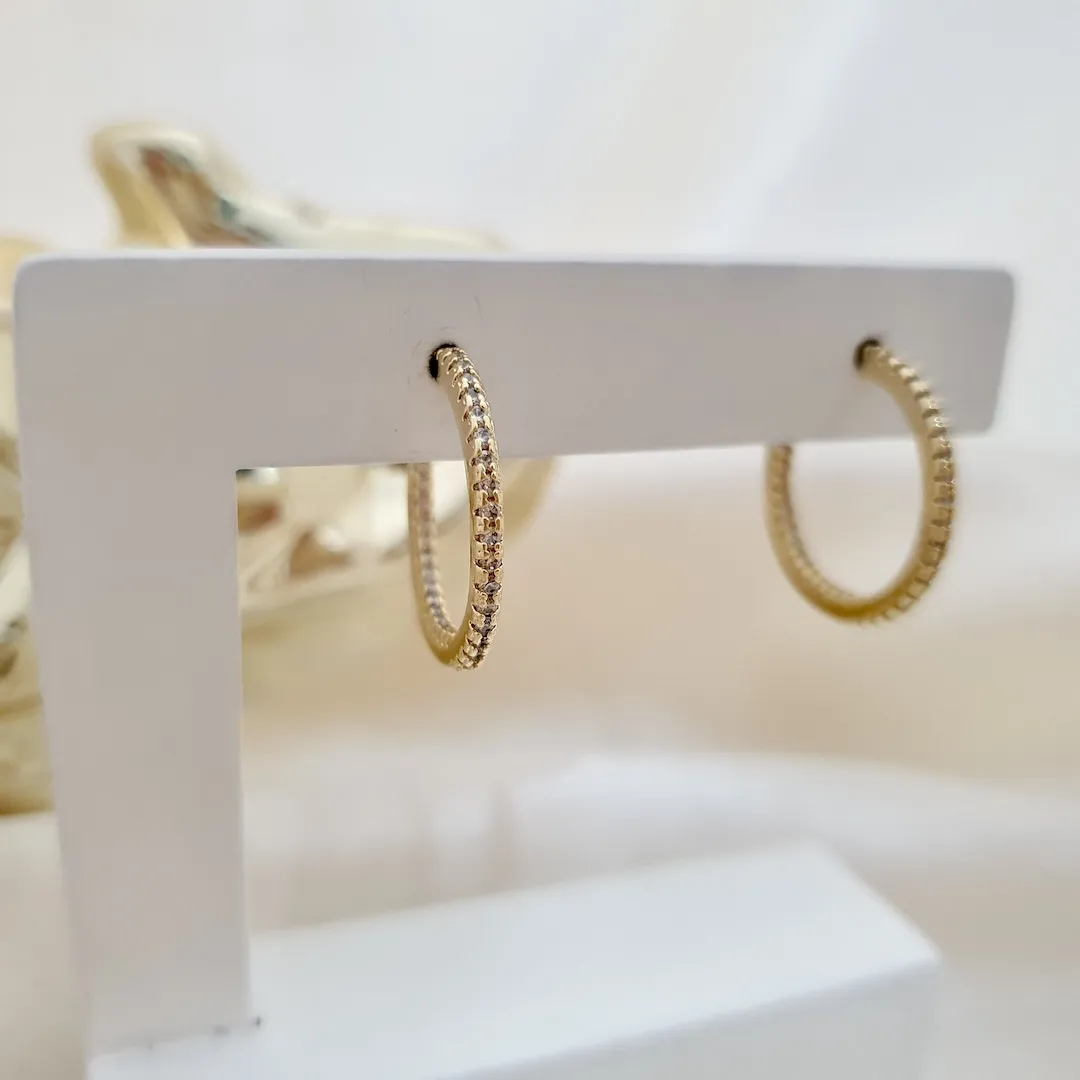 Brinco meia argola cravejada com zircônia frente e atrás