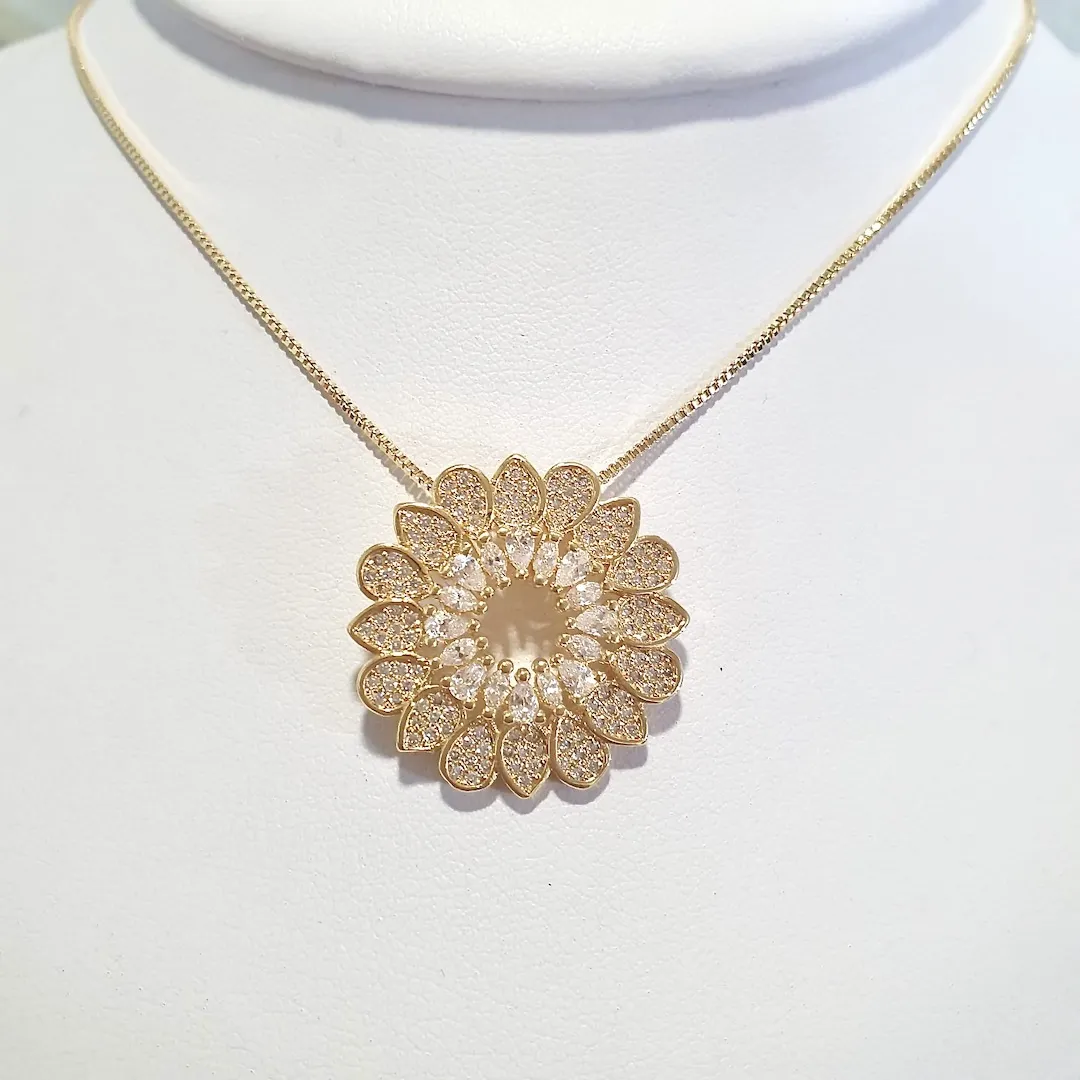 Colar com Pingente mandala zircônias