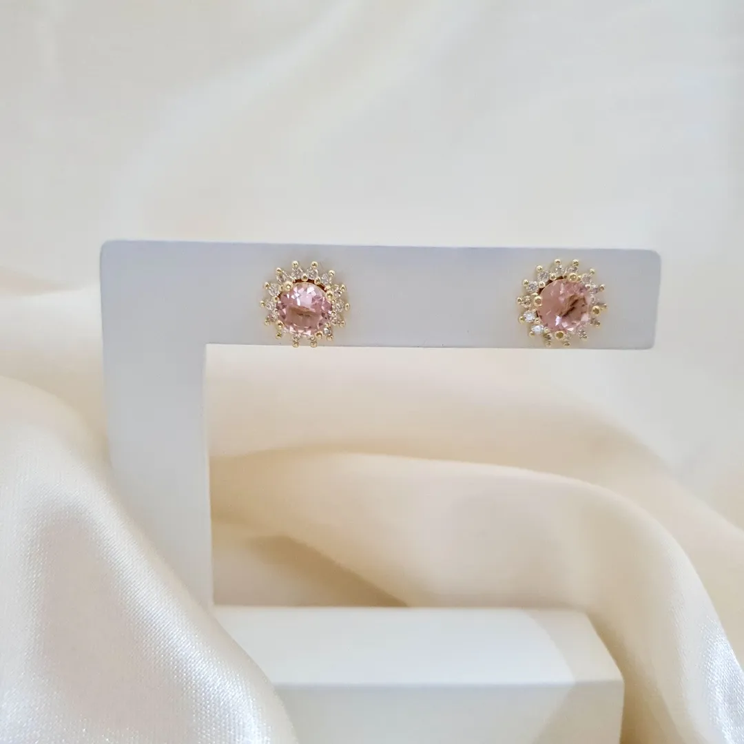 Brinco ponto de luz zircônia rosa e microzircônias ao redor