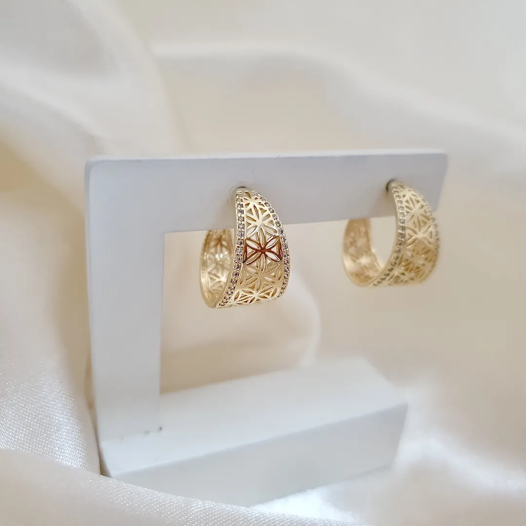Brinco argola larga detalhe mandala e cravejado zirconia