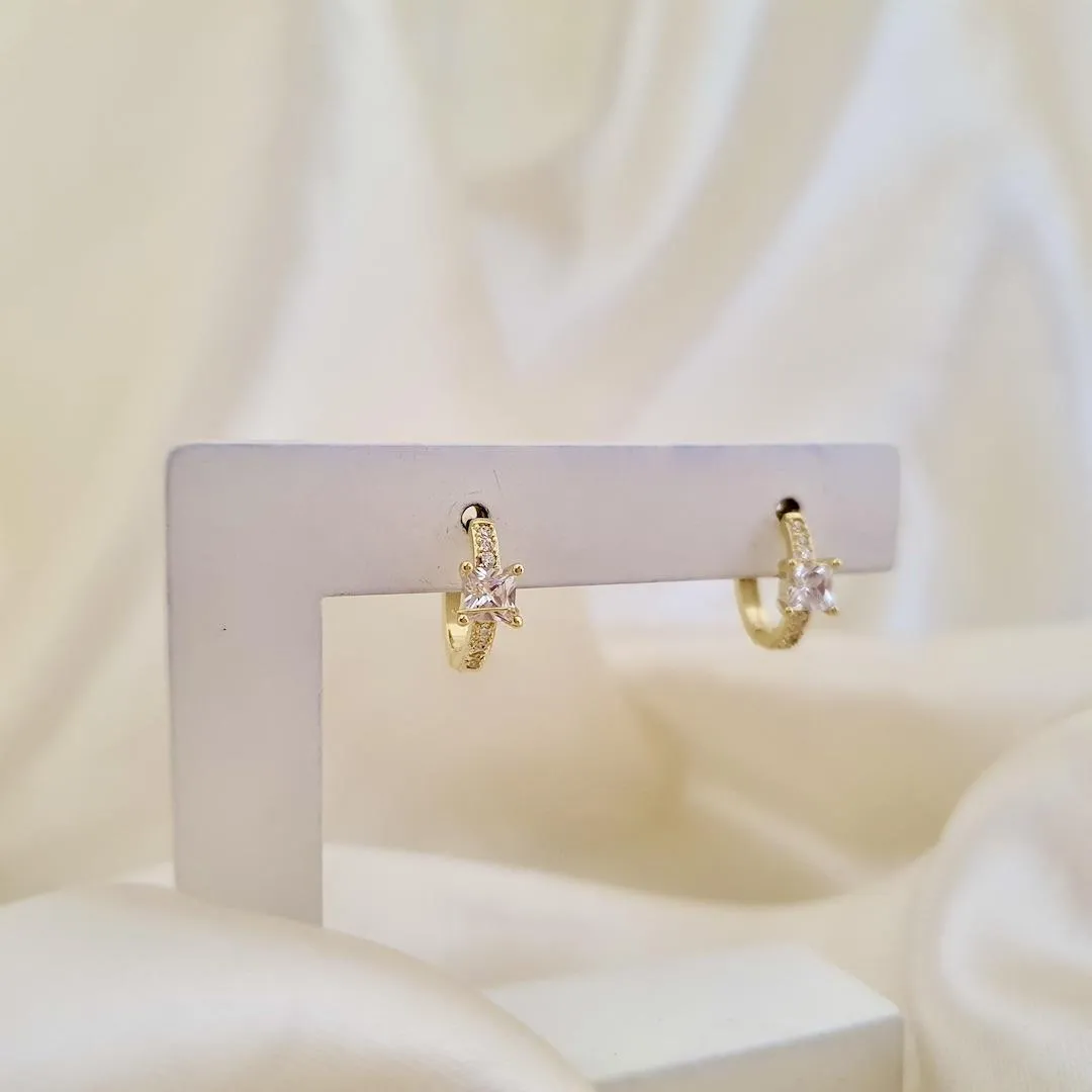 Brinco argola click zirconia quadrada e cravejamento zirconia