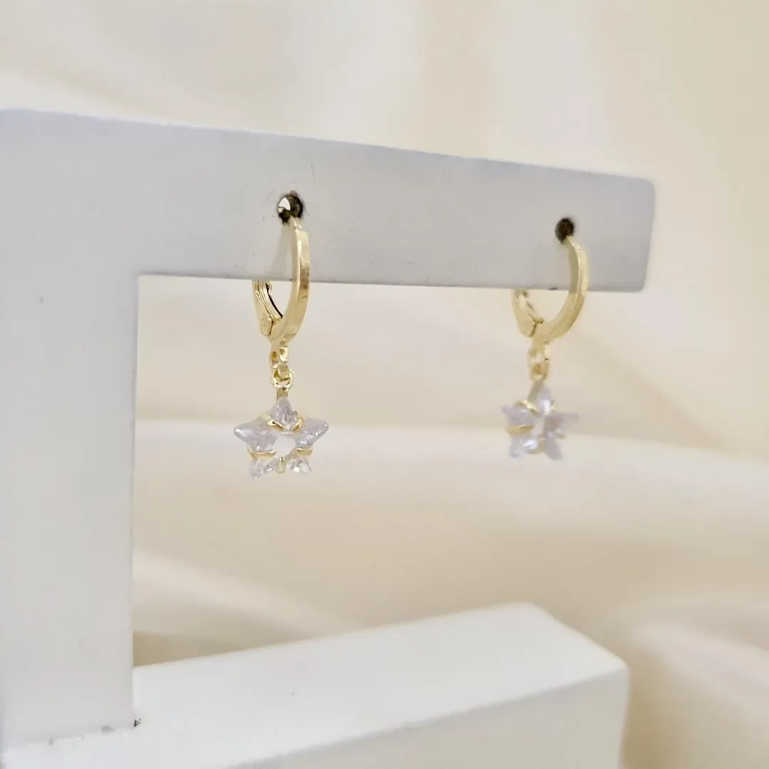 Brinco argola pingente zirconia estrela
