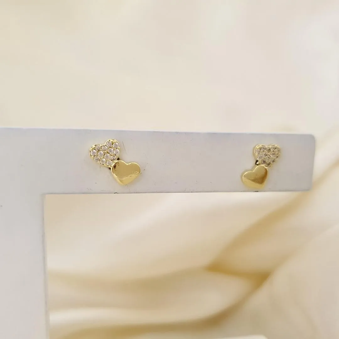 Brinco dois coraçoes um deles cravejado em zirconia