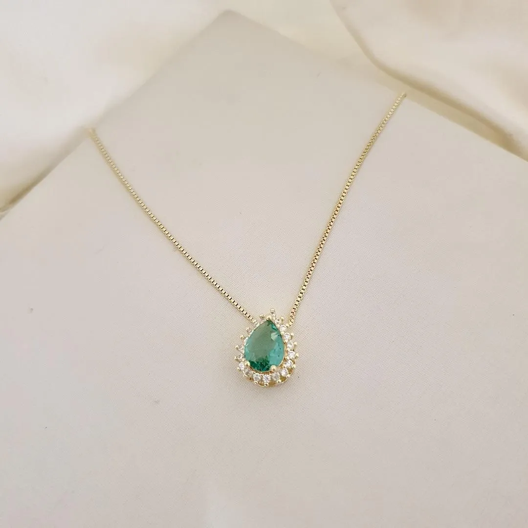 Colar pingente gota zirconia verde claro e contorno cravejado zirconias