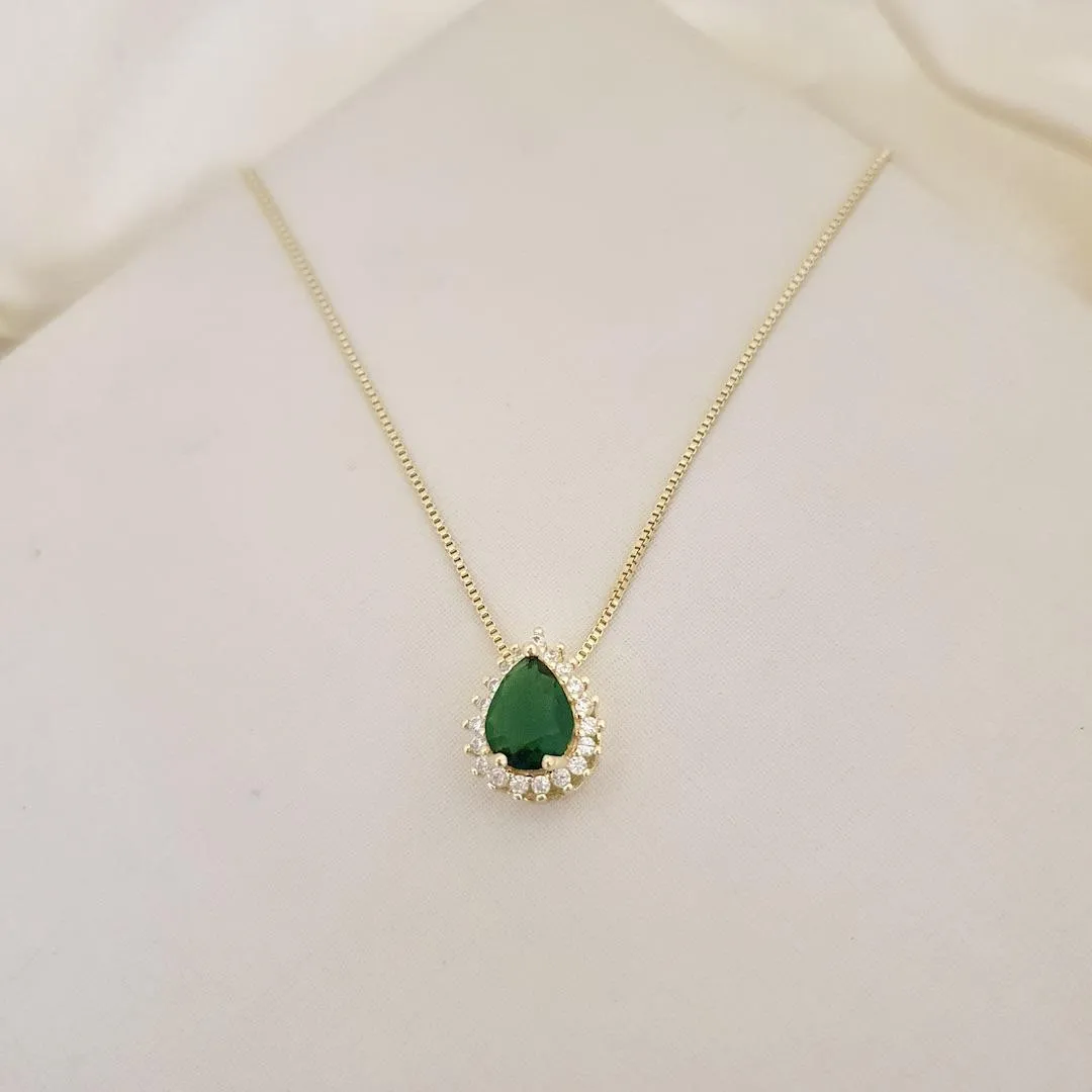 Colar pingente gota zirconia verde escuro e contorno cravejado zirconias