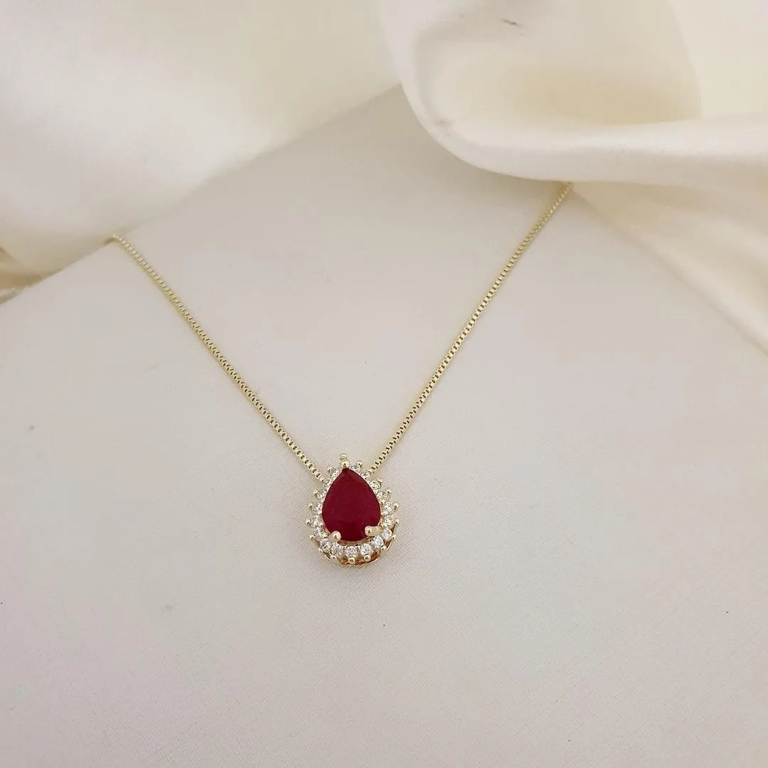 Colar pingente gota zirconia vermelha e contorno cravejado zirconias