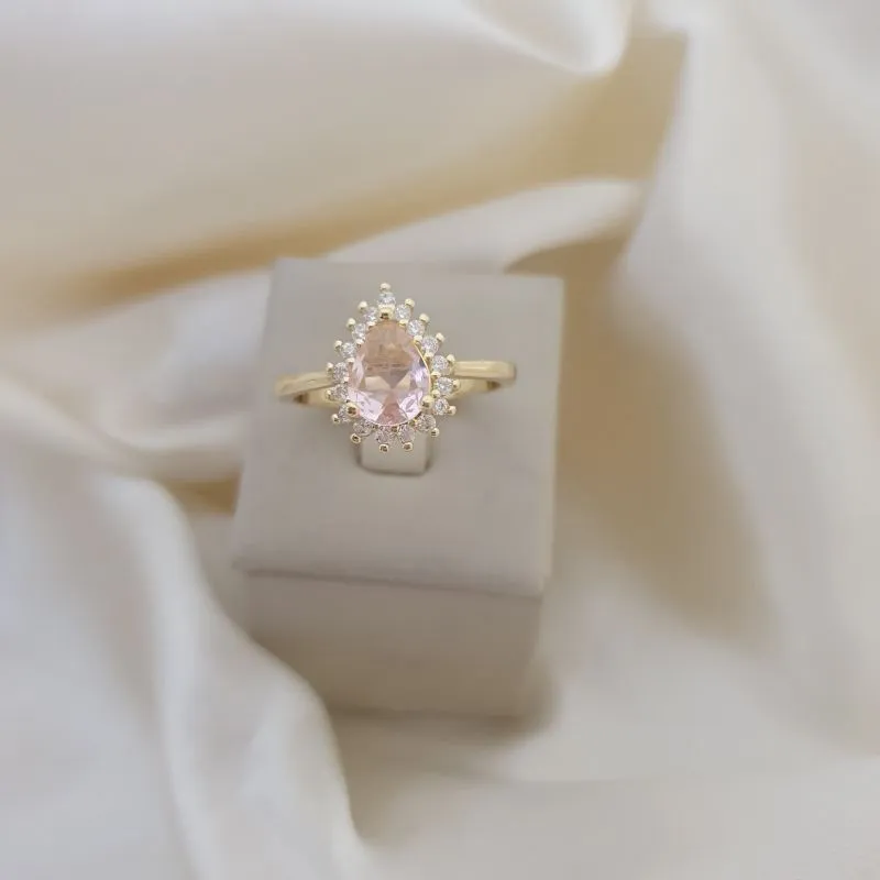 Anel gota zirconia rosa, contorno microzirconias cor cristal