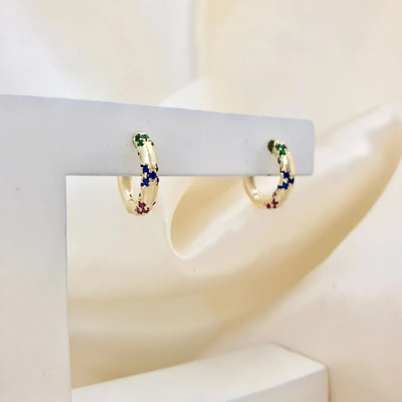 Brinco argola click cravejado em zirconia colorida azul, verde e rosa em formato de X