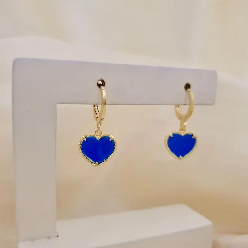 Brinco argola com pingente coração resina azul