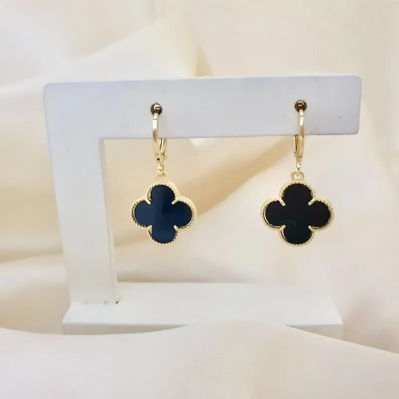 Brinco argola com pingente flor preta