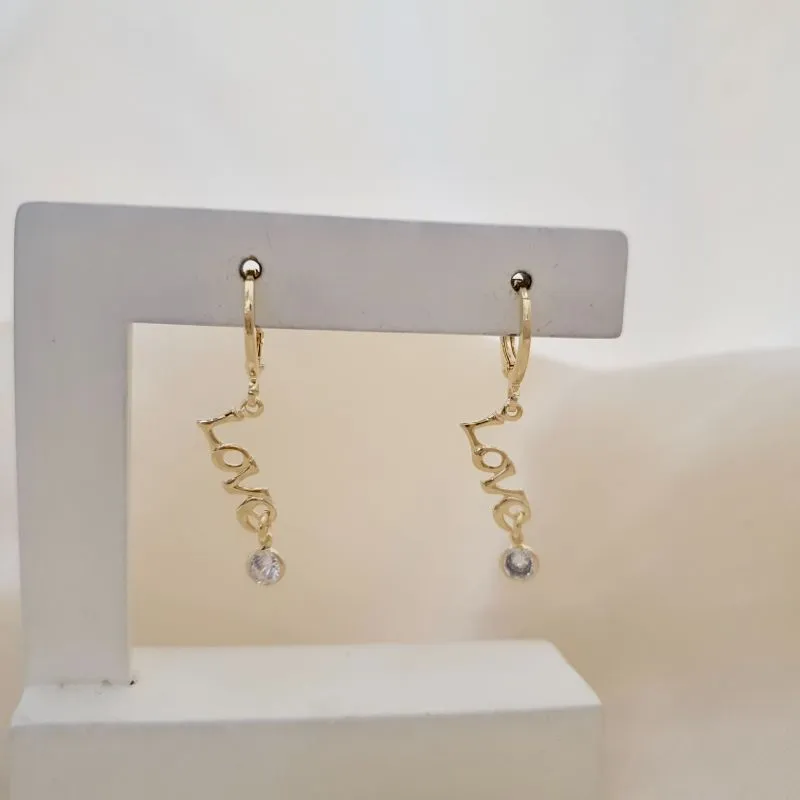 Brinco argola pingente Love com ponto de luz