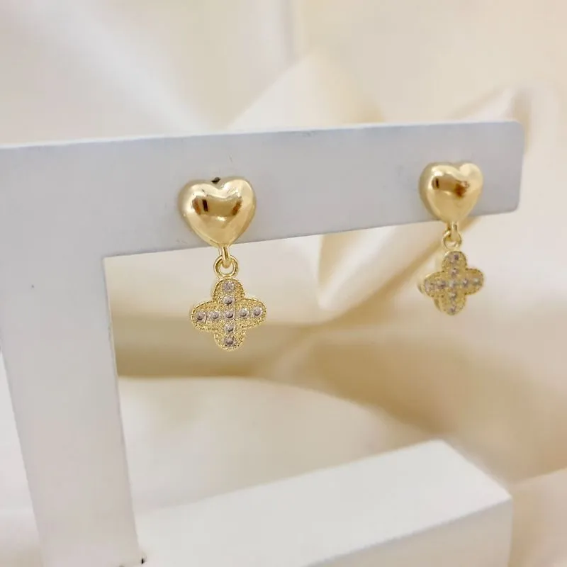 Brinco coracao com pingente flor cravejada zirconia