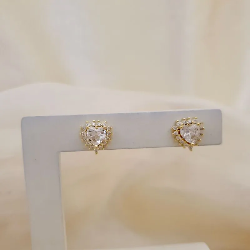 Brinco coração zirconia cor cristal e contorno cravejado microzirconias
