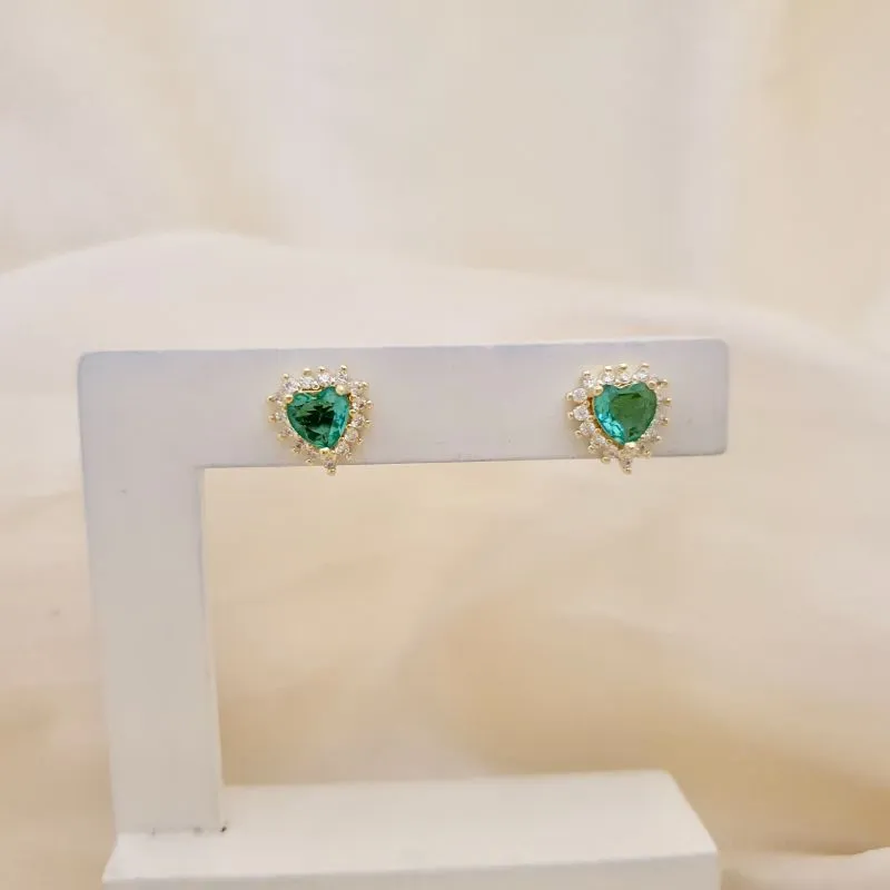 Brinco coração zirconia verde claro e contorno cravejado microzirconias