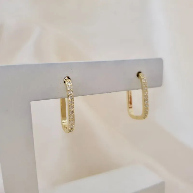 Brinco argola click oval cravejada zirconia