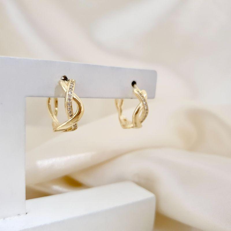 Brinco argola click trançado com cravejamento em zirconia